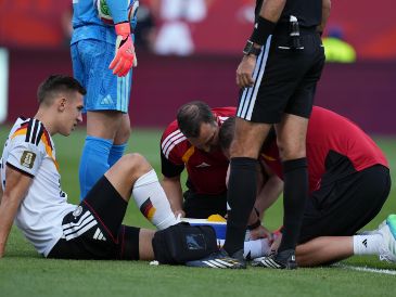 El alemán Nico Schlotterbeck recibe tratamiento tras sufrir una lesión en el partido contra Costa de Marfil, el sábado 20 de junio de 2025, en Toronto. AP / ARCHIVO