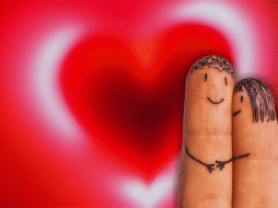 Las señales más evidentes incluyen regalos costosos e innecesarios desde el primer día, o declaraciones de amor profundo a las pocas horas. ESPECIAL / CANVA
