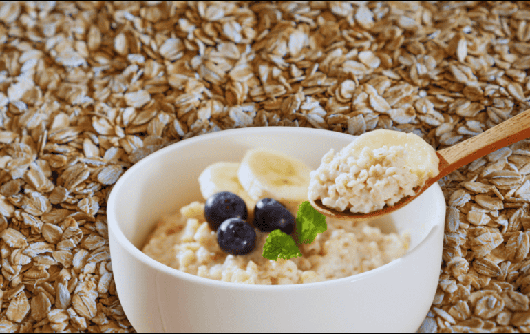 La elección entre ambas preparaciones de avena depende de los objetivos nutricionales de cada individuo. ESPECIAL / CANVA