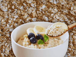 La elección entre ambas preparaciones de avena depende de los objetivos nutricionales de cada individuo. ESPECIAL / CANVA