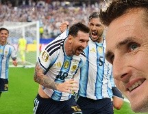 Klose felicita a Messi tras haber roto su récord. AP /Julio Cortez