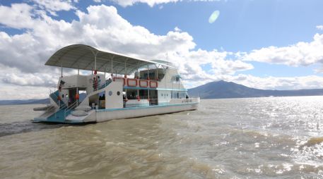 Con las lluvias, a miles de tapatíos se les antoja ir a Chapala como parte de sus paseos dominicales. EL INFORMADOR/ARCHIVO