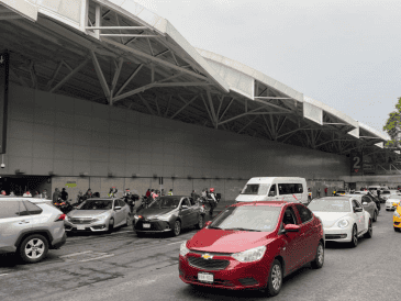 La falta de claridad en las tarifas de los taxis autorizados representa un riesgo directo para la imagen turística de la Ciudad de México durante la justa mundialista. SUN/ARCHIVO