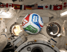 La tripulación de la estación espacial realizó pruebas con balones de fútbol para estudiar cómo la masa interna afecta el movimiento y la estabilidad en microgravedad. NASA