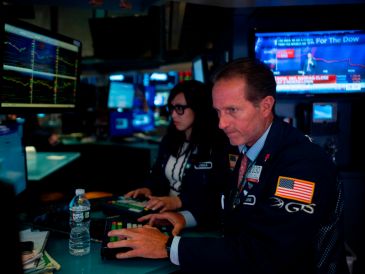 En la jornada de este lunes destacaron las caídas de firmas tecnológicas clave como Alphabet, Amazon, Microsoft o Meta. AFP/ARCHIVO