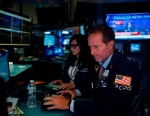 En la jornada de este lunes destacaron las caídas de firmas tecnológicas clave como Alphabet, Amazon, Microsoft o Meta. AFP/ARCHIVO