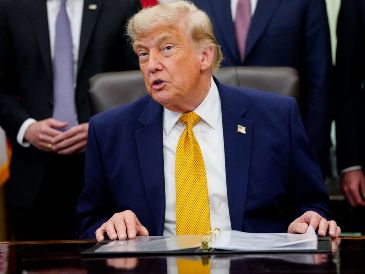 Donald Trump aseguró que él intentó advertirle a Keir Starmer sobre sus debilidades políticas. EFE/B. Cash