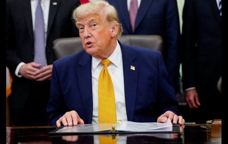 Donald Trump aseguró que él intentó advertirle a Keir Starmer sobre sus debilidades políticas. EFE/B. Cash