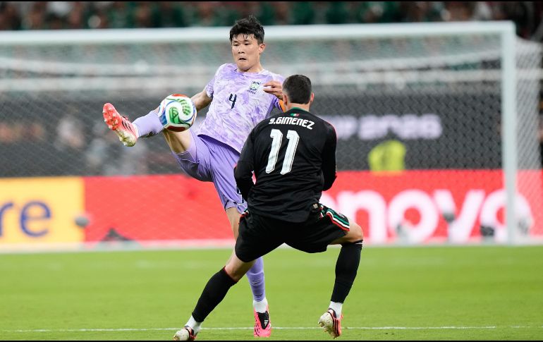 Santiago Giménez jugará este miércoles con la Selección Mexicana frente a República Checa. AP/F. LLANO