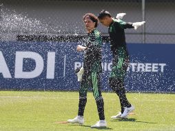 (260622) -- CIUDAD DE MEXICO, 22 junio, 2026 (Xinhua) -- Los guardametas Guillermo Ochoa (i) y Raúl Rangel (d), de la selección nacional mexicana de fútbol, participan en una sesión de entrenamiento, en el Centro de Alto Rendimiento de la Federación Mexicana de Fútbol, en la Ciudad de Mexico, capital de Mexico, el 22 de junio de 2026. (Xinhua/Francisco Cañedo) (fc) (rtg) (ah) (ce)