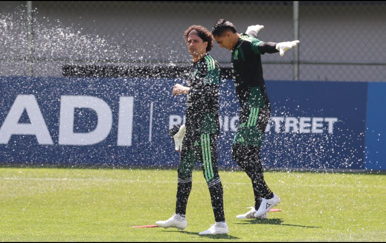 (260622) -- CIUDAD DE MEXICO, 22 junio, 2026 (Xinhua) -- Los guardametas Guillermo Ochoa (i) y Raúl Rangel (d), de la selección nacional mexicana de fútbol, participan en una sesión de entrenamiento, en el Centro de Alto Rendimiento de la Federación Mexicana de Fútbol, en la Ciudad de Mexico, capital de Mexico, el 22 de junio de 2026. (Xinhua/Francisco Cañedo) (fc) (rtg) (ah) (ce)