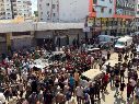 Un centenar de personas se reúnen en el lugar en el que un ataque del Ejército israelí en ciudad de Gaza mató este lunes a una adolescente e hirió a al menos cinco personas. EFE/M. Gibelli