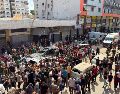 Un centenar de personas se reúnen en el lugar en el que un ataque del Ejército israelí en ciudad de Gaza mató este lunes a una adolescente e hirió a al menos cinco personas. EFE/M. Gibelli