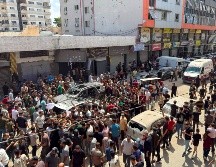 Un centenar de personas se reúnen en el lugar en el que un ataque del Ejército israelí en ciudad de Gaza mató este lunes a una adolescente e hirió a al menos cinco personas. EFE/M. Gibelli