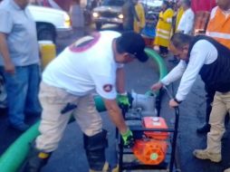 Personal del Organismo Público Descentralizado de Agua Potable, Alcantarillado y Saneamiento (OPDAPAS) intervino en los puntos afectados para extraer el agua acumulada. FACEBOOK/pciviledomex