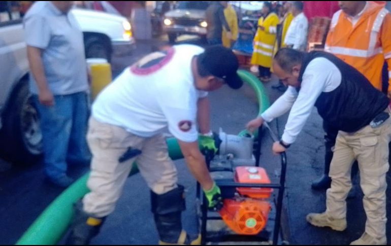 Personal del Organismo Público Descentralizado de Agua Potable, Alcantarillado y Saneamiento (OPDAPAS) intervino en los puntos afectados para extraer el agua acumulada. FACEBOOK/pciviledomex