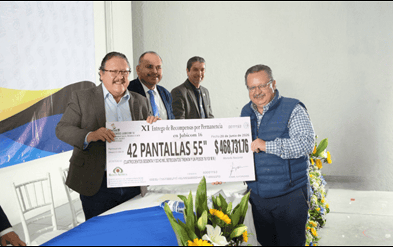 Personalidades del sector educativo formaron parte del presídium y hacen entrega simbólica a socio beneficiado. ESPECIAL / JUBICOM 16
