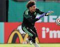 El posible regreso de Guillermo “Memo” Ochoa a la titularidad genera expectativa entre seguidores y especialistas. EFE/ A. Cruz