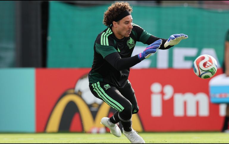 El posible regreso de Guillermo “Memo” Ochoa a la titularidad genera expectativa entre seguidores y especialistas. EFE/ A. Cruz
