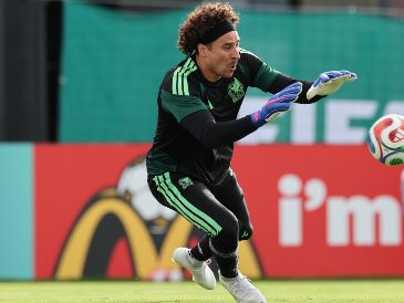 El posible regreso de Guillermo “Memo” Ochoa a la titularidad genera expectativa entre seguidores y especialistas. EFE/ A. Cruz