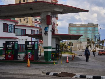 Un hombre pasa junto a una gasolinera que se ha quedado sin combustible, situada cerca de la embajada de Estados Unidos, en La Habana. AP/ARCHIVO