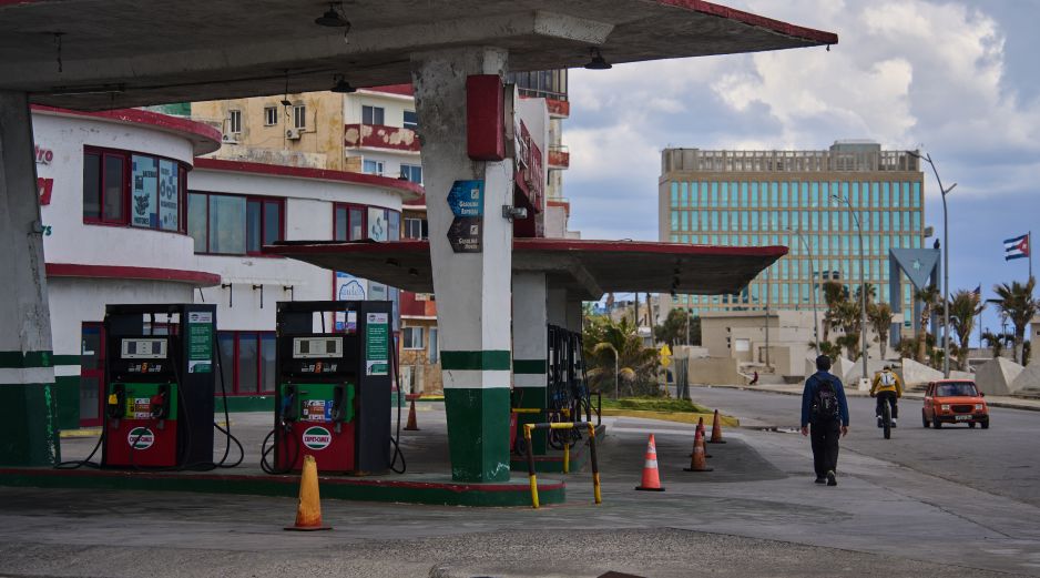 Un hombre pasa junto a una gasolinera que se ha quedado sin combustible, situada cerca de la embajada de Estados Unidos, en La Habana. AP/ARCHIVO