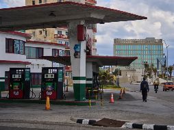 Un hombre pasa junto a una gasolinera que se ha quedado sin combustible, situada cerca de la embajada de Estados Unidos, en La Habana. AP/ARCHIVO