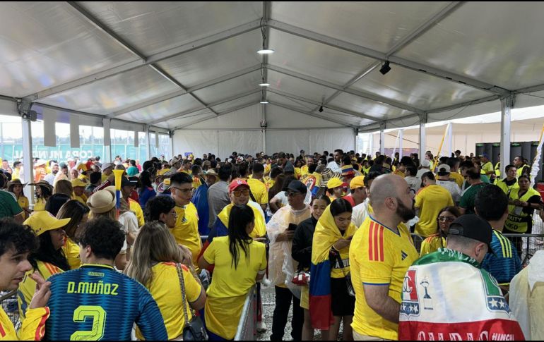 La seguridad han sido fortalecida para mantener el orden en el Estadio Guadalajara. EL INFORMADOR / L. ASCANIO