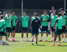 El entrenador de la Selección Mexicana, Javier Aguirre (c, de espaldas), da instrucciones a sus jugadores durante uno de los entrenamientos. EFE/S. Gutiérrez