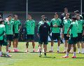 El entrenador de la Selección Mexicana, Javier Aguirre (c, de espaldas), da instrucciones a sus jugadores durante uno de los entrenamientos. EFE/S. Gutiérrez