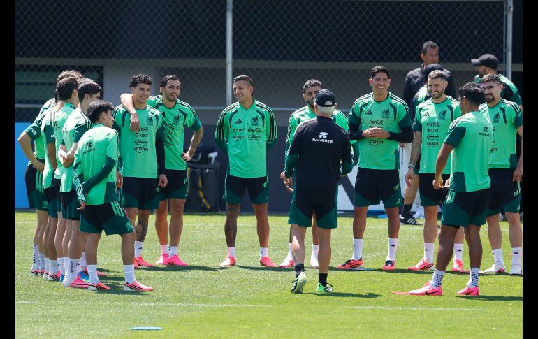 El entrenador de la Selección Mexicana, Javier Aguirre (c, de espaldas), da instrucciones a sus jugadores durante uno de los entrenamientos. EFE/S. Gutiérrez