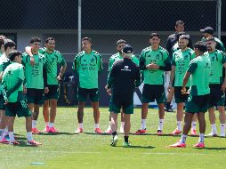 El entrenador de la Selección Mexicana, Javier Aguirre (c, de espaldas), da instrucciones a sus jugadores durante uno de los entrenamientos. EFE/S. Gutiérrez