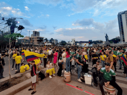 Las banderas colombianas ondeaban con fuerza en la Glorieta. La Minerva comenzaba a llenarse de playeras amarillas, y unas cuantas de México, a una hora de que Colombia juegue en el Estadio Guadalajara. EL INFORMADOR / O. GONZÁLEZ