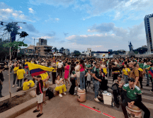 Las banderas colombianas ondeaban con fuerza en la Glorieta. La Minerva comenzaba a llenarse de playeras amarillas, y unas cuantas de México, a una hora de que Colombia juegue en el Estadio Guadalajara. EL INFORMADOR / O. GONZÁLEZ