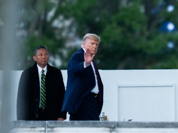 La orden de Trump permite que los agentes de ICE puedan deportar a personas detenidas en zonas alejadas de la frontera. EFE/A. Robbert