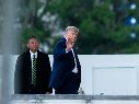 La orden de Trump permite que los agentes de ICE puedan deportar a personas detenidas en zonas alejadas de la frontera. EFE/A. Robbert