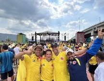 El mariachi se convirtió en el puente cultural que unió a mexicanos y colombianos durante la fiesta mundialista en Guadalajara. EL INFORMADOR/ L. ASCANIO.