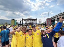 El mariachi se convirtió en el puente cultural que unió a mexicanos y colombianos durante la fiesta mundialista en Guadalajara. EL INFORMADOR/ L. ASCANIO.