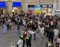 Las estaciones de trenes alemanas lucieron repletas de personas confundidas por la extraña falla en el servicio. EFE/F. Vogel