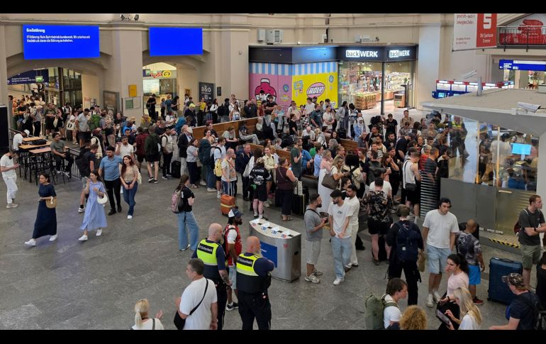 Las estaciones de trenes alemanas lucieron repletas de personas confundidas por la extraña falla en el servicio. EFE/F. Vogel