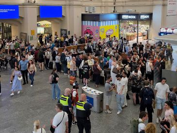 Las estaciones de trenes alemanas lucieron repletas de personas confundidas por la extraña falla en el servicio. EFE/F. Vogel