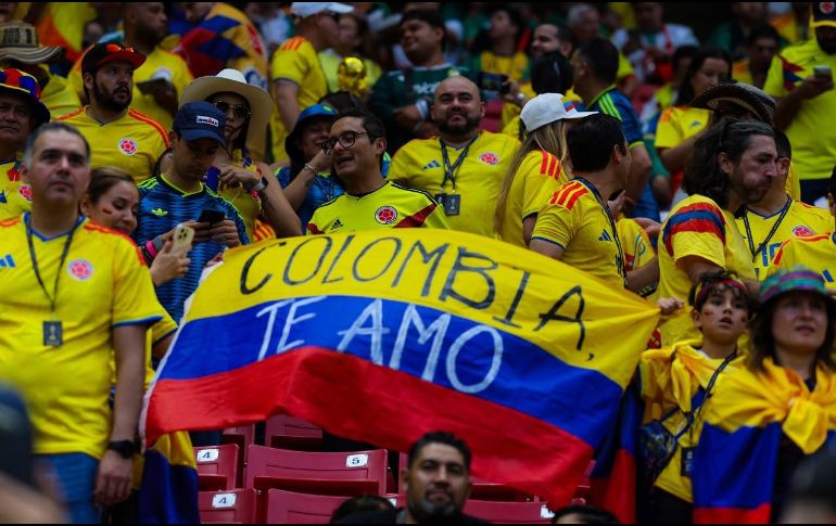 Entre cánticos, lluvia, emoción y un gol liberador, los seguidores cafeteros firmaron una noche de hermandad y futbol en Guadalajara. EL INFORMADOR/ J. ACOSTA.