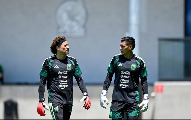 Guillermo Ochoa y Raúl Rangel. La expectativa por la decisión de Javier Aguirre en la portería concentra parte de la atención en la víspera de la siguiente ronda. IMAGO7/E. Espinosa