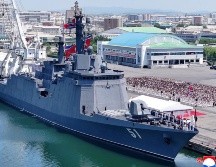 Fotografía cedida por la agencia estatal KCNA que muestra un destructor de la Armada de Corea del Norte. Corea del Norte planea construir al menos dos navíos de guerra de 5 mil toneladas o más anualmente y equiparlos con armamento nuclear. KCNA. EFE/ KCNA