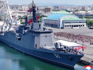 Fotografía cedida por la agencia estatal KCNA que muestra un destructor de la Armada de Corea del Norte. Corea del Norte planea construir al menos dos navíos de guerra de 5 mil toneladas o más anualmente y equiparlos con armamento nuclear. KCNA. EFE/ KCNA