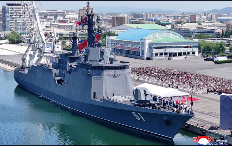 Fotografía cedida por la agencia estatal KCNA que muestra un destructor de la Armada de Corea del Norte. Corea del Norte planea construir al menos dos navíos de guerra de 5 mil toneladas o más anualmente y equiparlos con armamento nuclear. KCNA. EFE/ KCNA