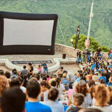 Disfrutar una película al aire libre, acostado sobre el pasto y bajo un cielo estrellado, será posible en distintos puntos de Guadalajara gracias a una serie de funciones gratuitas de cine. FACEBOOK / Cinemalive