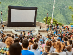 Disfrutar una película al aire libre, acostado sobre el pasto y bajo un cielo estrellado, será posible en distintos puntos de Guadalajara gracias a una serie de funciones gratuitas de cine. FACEBOOK / Cinemalive
