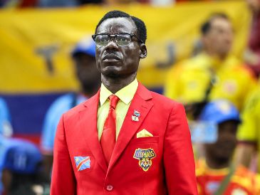 "Lumumba Vea" se robó las miradas de los asistentes en el Estadio Guadalajara. Este aficionado congoleño tiene una tradición única: permanece completamente inmóvil durante los partidos, con el brazo en alto, emulando a la estatua de Patrice Lumumba, héroe de la independencia de su país. EL INFORMADOR / A. Navarro