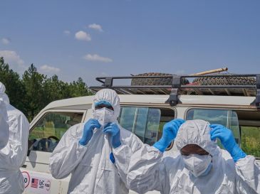 Las autoridades han reforzado el sistema de seguimiento sanitario para cooperantes franceses que regresan de zonas de riesgo. EFE/EPA/D. Dirole